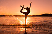 Ballet dancer in the sunset创意图片素材 - E+
