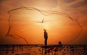 Asian Fisherman on boat fishing at lake创意图片素材 - 500px Core RF
