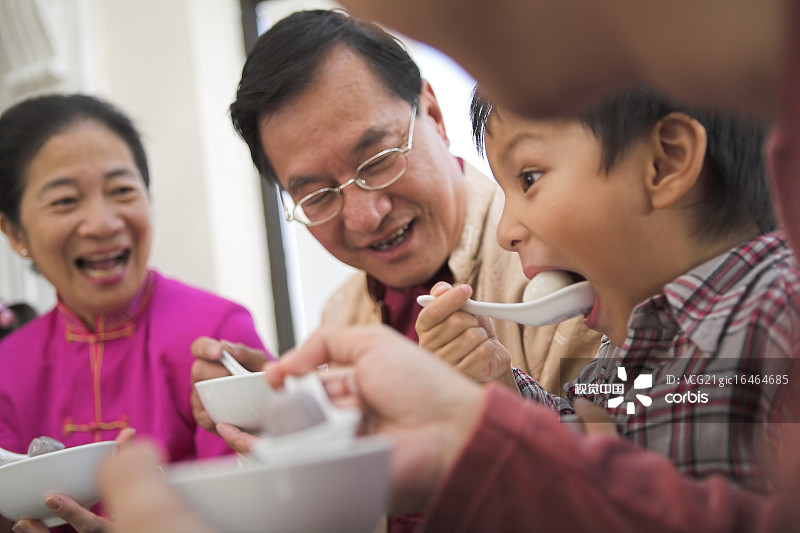 Eating Sweet Dumplings Eating Sweet Dumplings创意图片素材 - Corbis WO RF