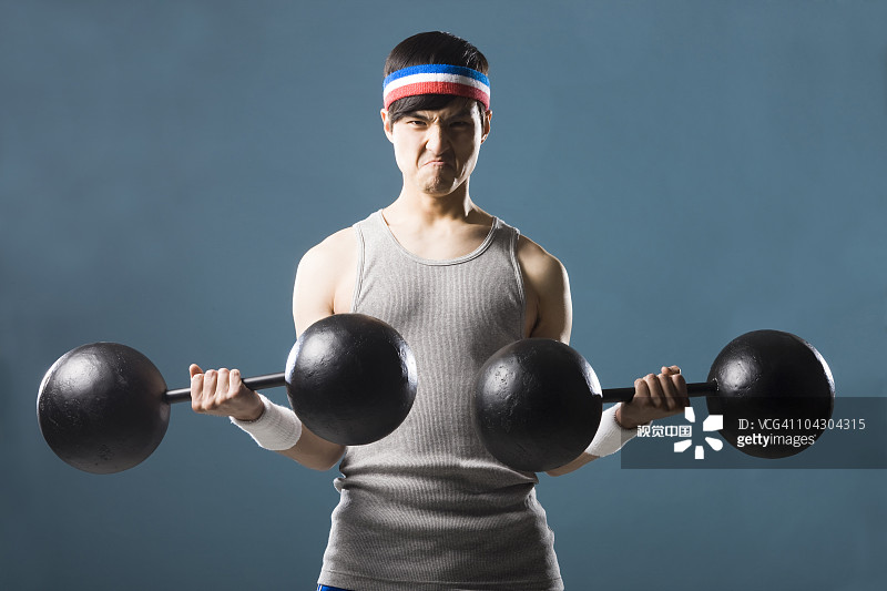 man lifting weights