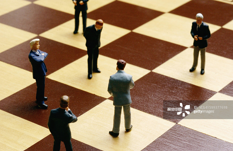 Businessmen figures on a chess board - strategy, competition, decision making concept Businessmen figures on a chess board - strategy, competition, decision making concept创意图片素材 - Canopy