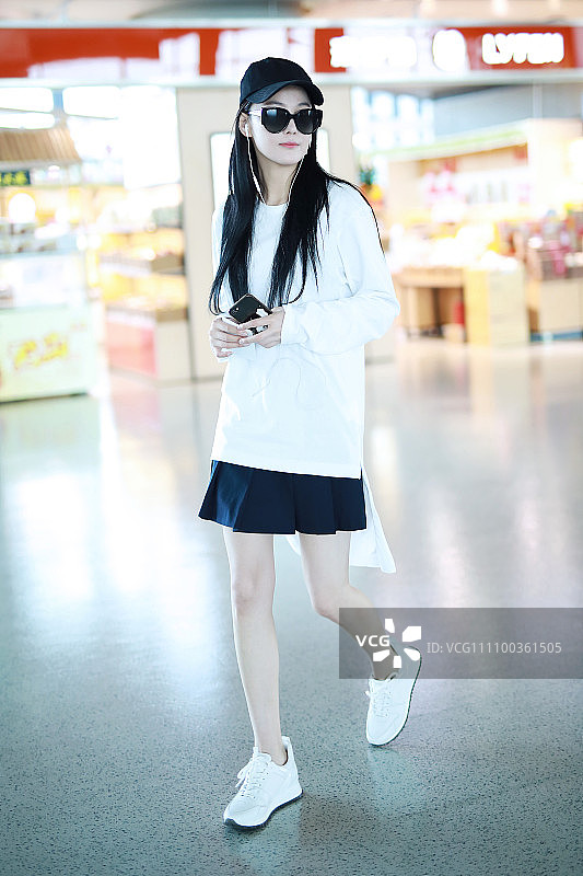 张馨予街拍:白色T恤裙Chanel链条包 百褶裙LV