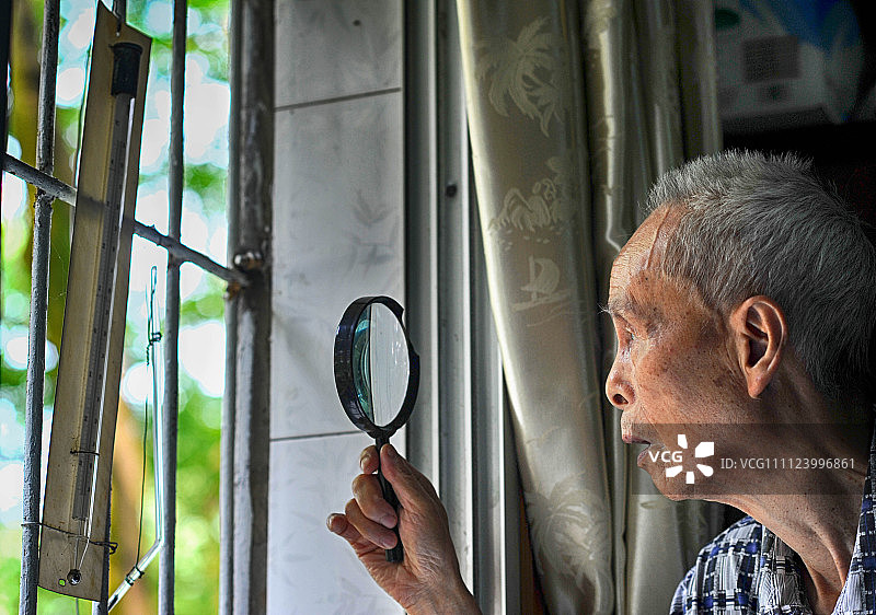 四川乐山:九旬老人66年坚持预报天气 被誉为活