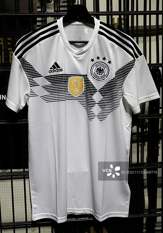 2018世界杯前瞻:德国队新版球衣发布 厄齐尔领