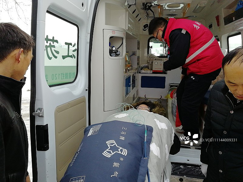 江苏镇江:38周待产孕妇腹痛见红 120急救冰