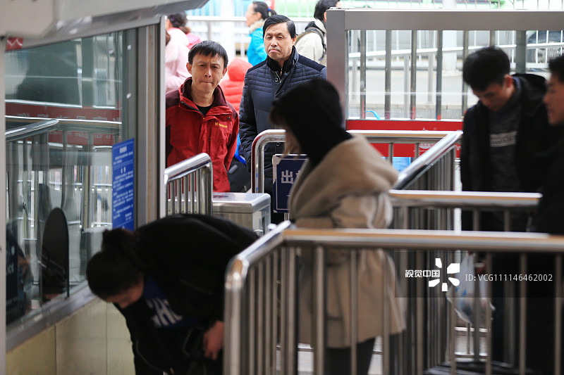 青岛:返程旅客增多 家人不舍别离