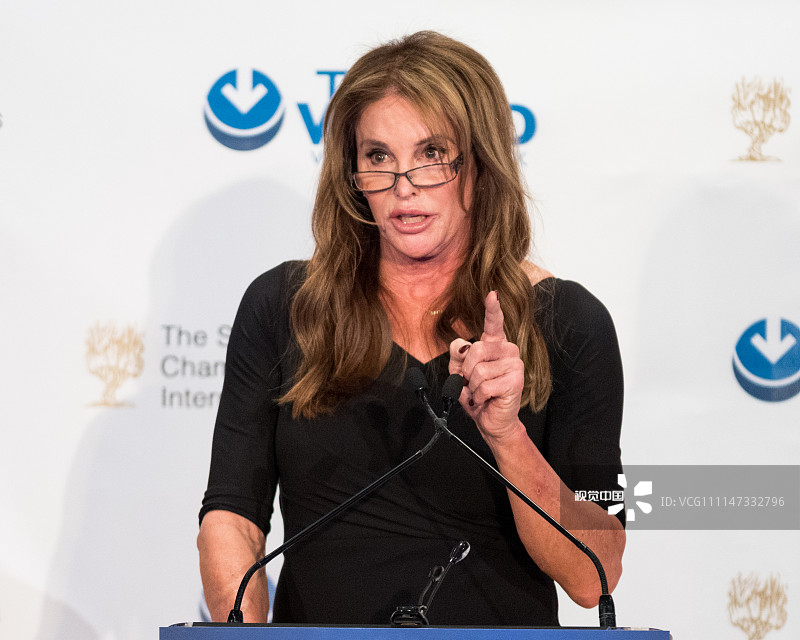 凯特琳·詹纳(caitlyn jenner)身穿黑色v领紧身连衣裙,脚踩麂皮尖头
