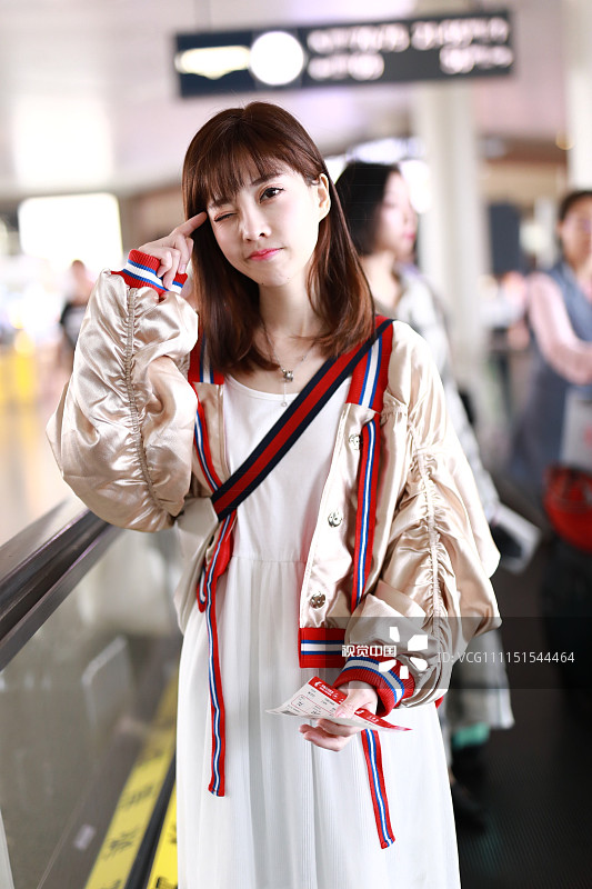 斗鱼一姐冯提莫纱裙配仔裤少女感十足 萌妹刘