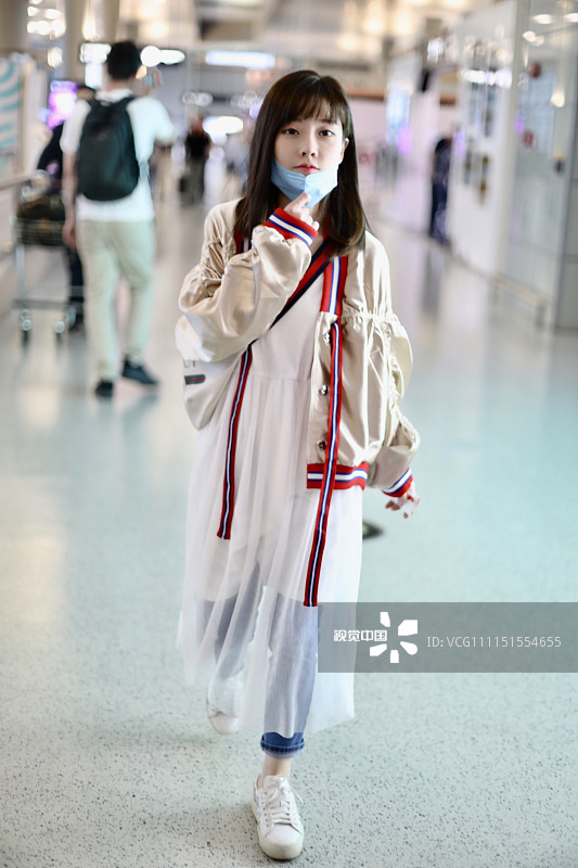 斗鱼一姐冯提莫纱裙配仔裤少女感十足 萌妹刘