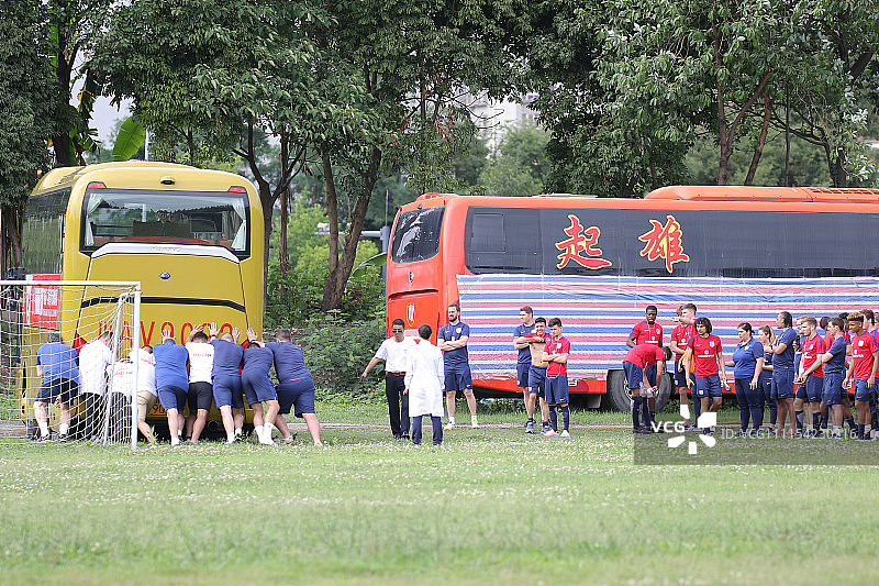 2018熊猫杯前瞻:英格兰U19训练结束大巴陷坑
