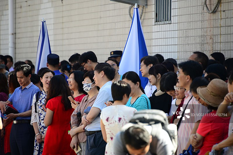 2018北京高考:考场外亲人期盼的目光