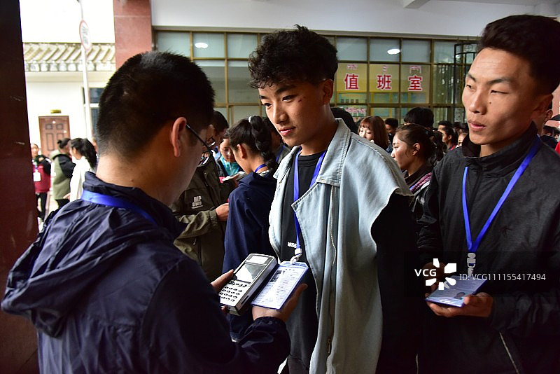 2018高考:拉萨考生进场