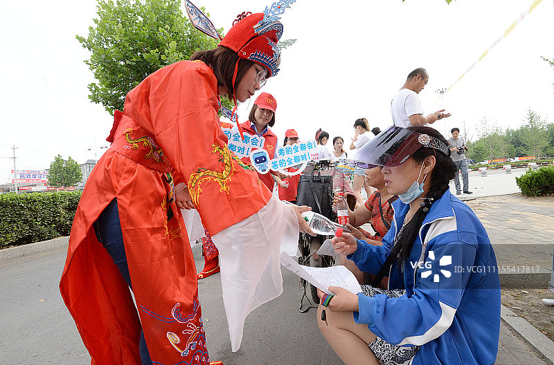 2018高考:状元为考生家长送水送福
