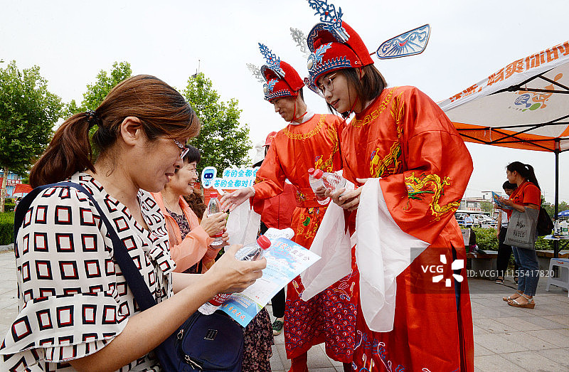 2018高考:状元为考生家长送水送福