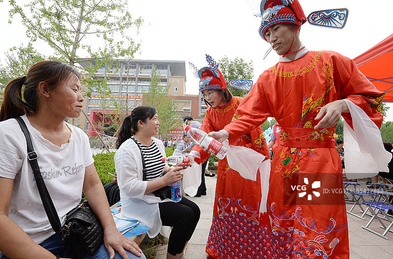 2018高考:状元为考生家长送水送福