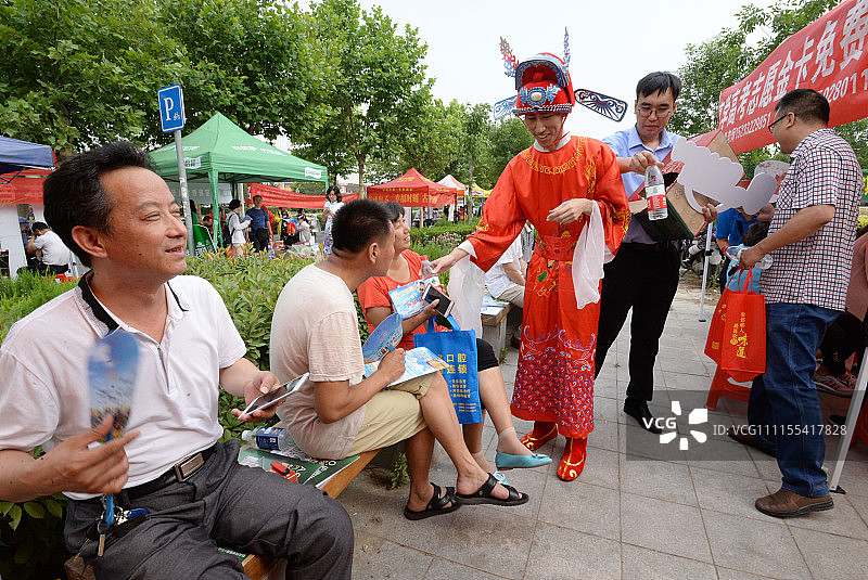 2018高考:状元为考生家长送水送福