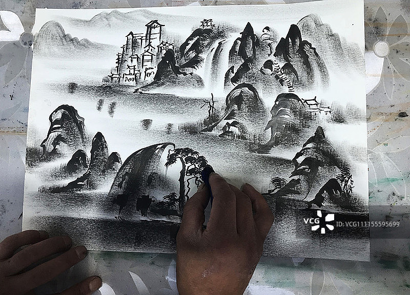 【独家】图片故事:从泥水匠到追梦画仙