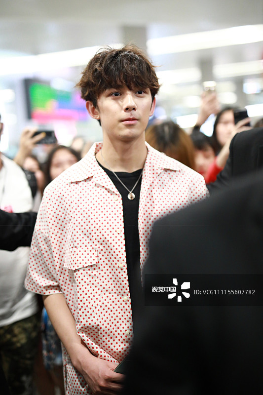 毕业快乐!吴磊成都高考结束后返沪穿红鞋求顺