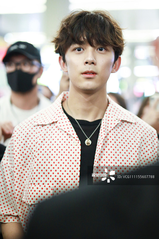 毕业快乐!吴磊成都高考结束后返沪穿红鞋求顺