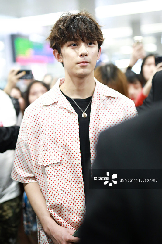 毕业快乐!吴磊成都高考结束后返沪穿红鞋求顺