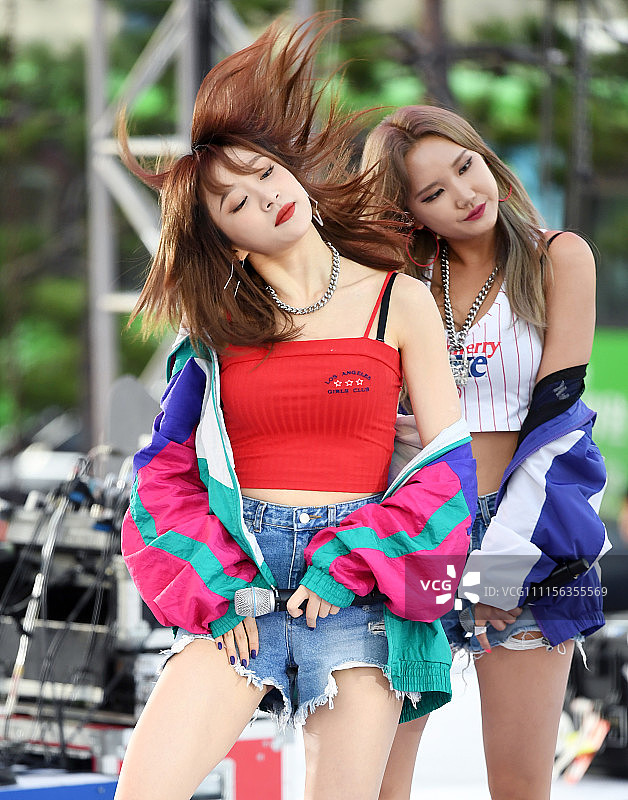 球迷对话世界杯吉尔 青少年载歌载舞为其加油