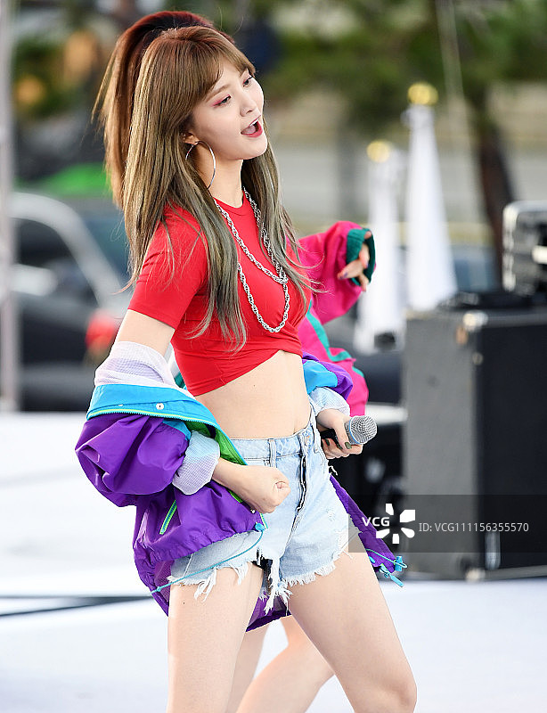 球迷对话世界杯吉尔 青少年载歌载舞为其加油