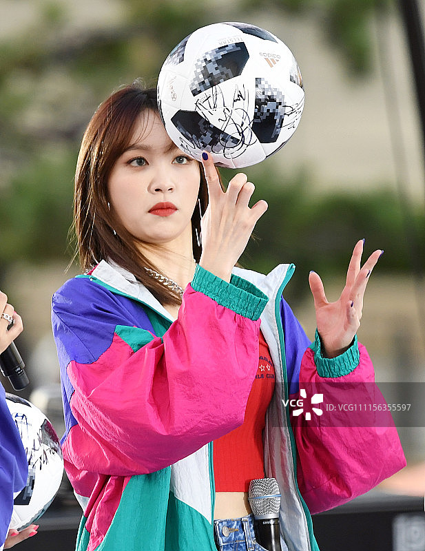 球迷对话世界杯吉尔 青少年载歌载舞为其加油