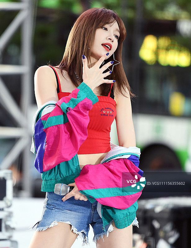 球迷对话世界杯吉尔 青少年载歌载舞为其加油