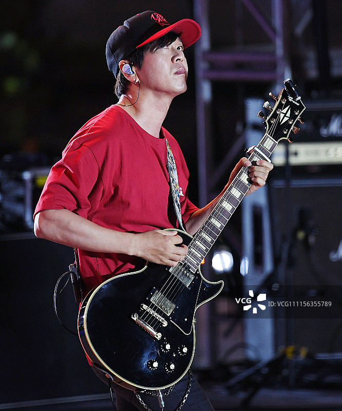 球迷对话世界杯吉尔 青少年载歌载舞为其加油