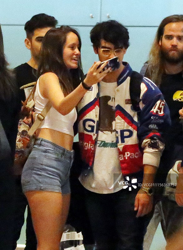 乔·乔纳斯和女友索菲·特纳现身机场超人气遭