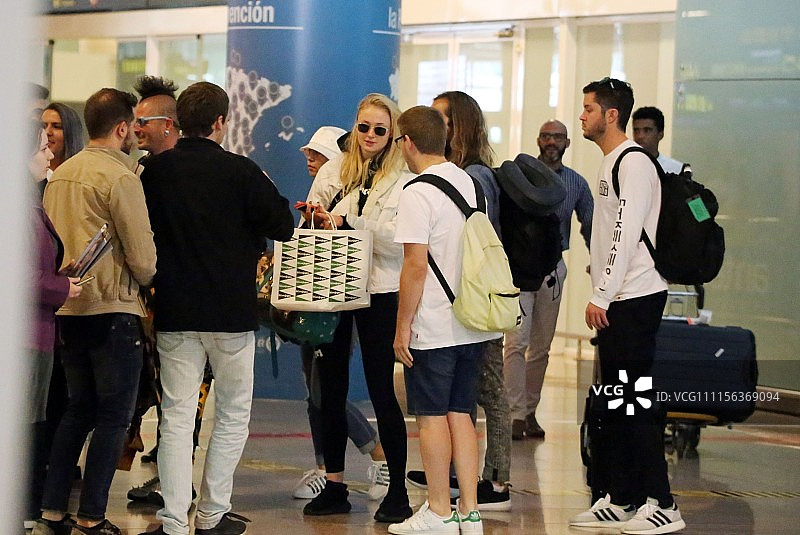 乔·乔纳斯和女友索菲·特纳现身机场超人气遭