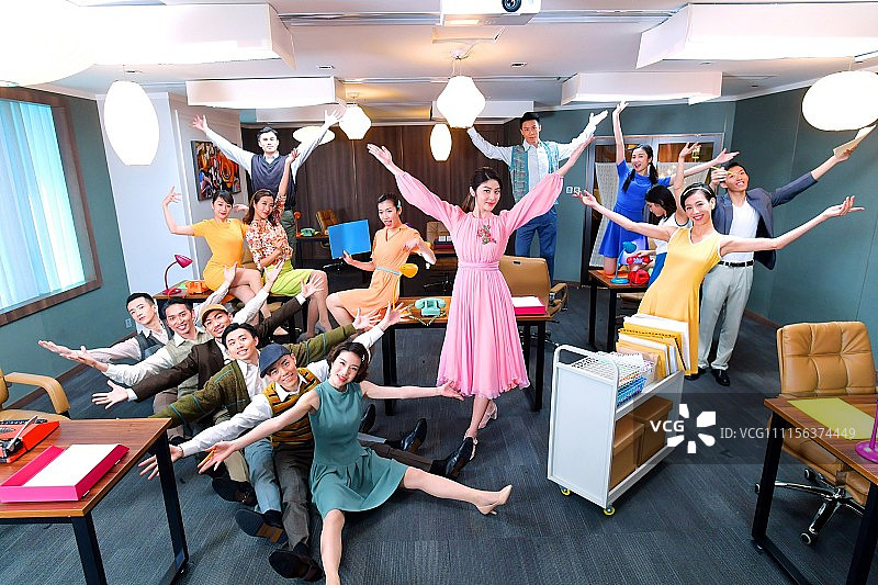 陈慧琳推出国语新歌《打字机》MV 着粉色连衣