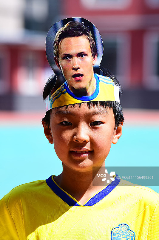 2018俄罗斯世界杯:娃娃爱上世界杯 小学生着世