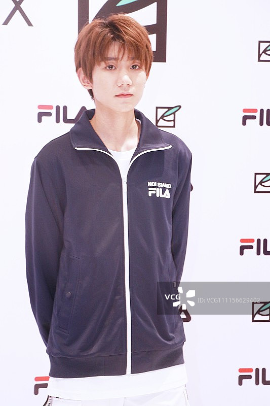 高人气王源着运动衣清新阳光范亮相活动 获无