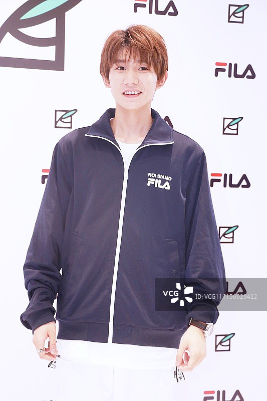 高人气王源着运动衣清新阳光范亮相活动 获无