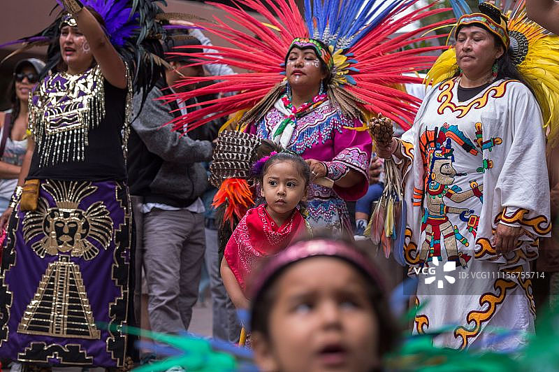 美国民众包围移民拘留中心 抗议骨肉分离政策