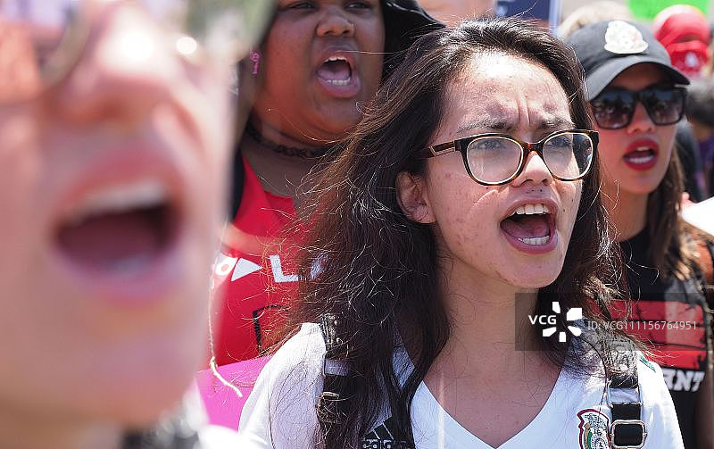 美国民众包围移民拘留中心 抗议骨肉分离政策