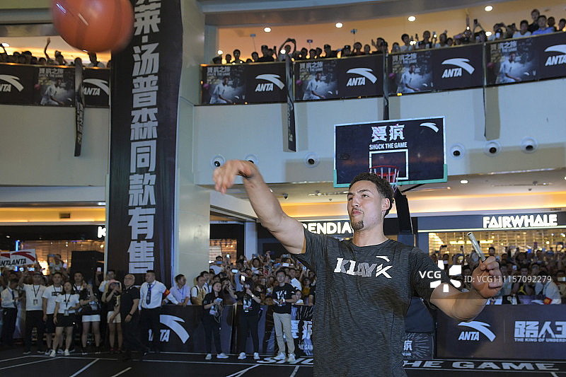 2018汤普森中国行贵阳站:克莱小秀足球脚法 获