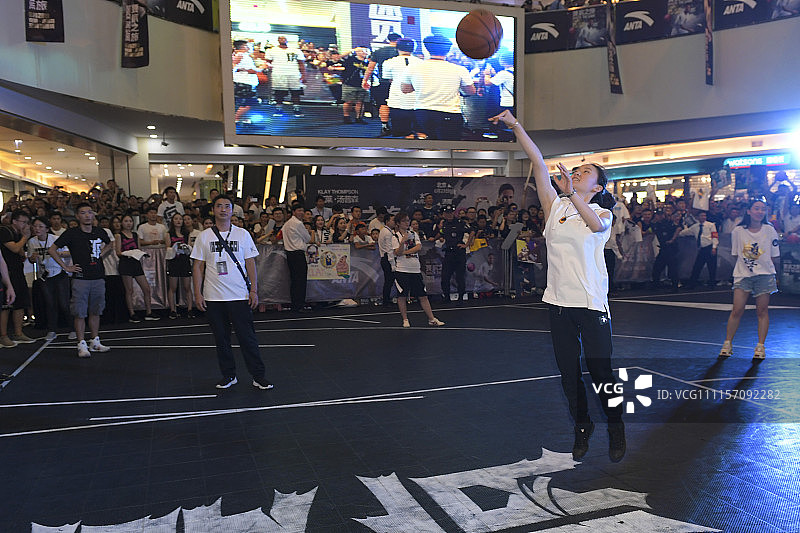 2018汤普森中国行贵阳站:克莱小秀足球脚法 获