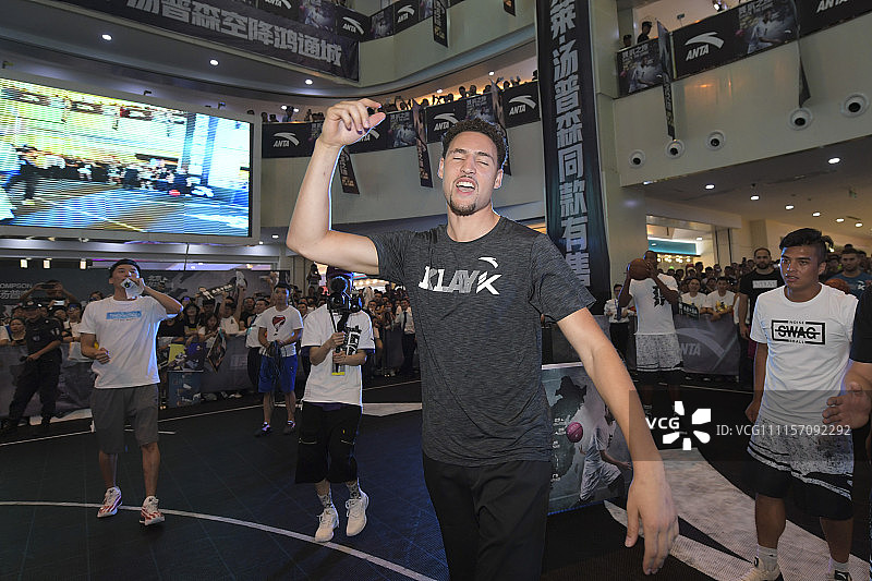 2018汤普森中国行贵阳站:克莱小秀足球脚法 获