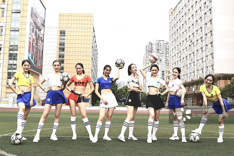 2018俄罗斯世界杯:成都00后学生化身足球宝