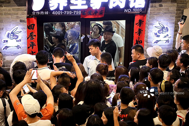 新晋网红!摩登兄弟安东老街直播现场火爆 视觉