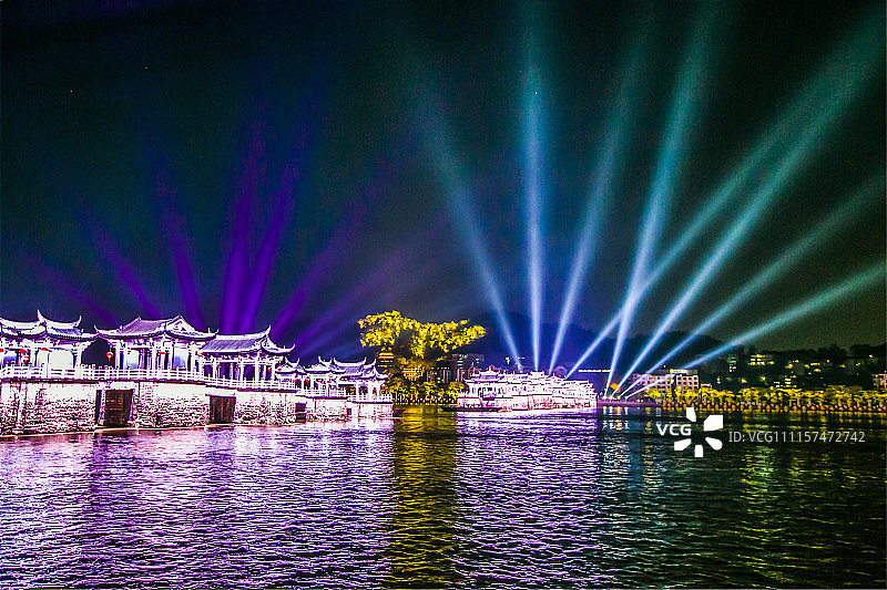 广东潮州古城广济桥灯光秀引八方宾客(资料图)