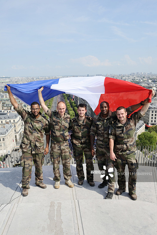 2018俄罗斯世界杯:法国士兵房顶身披国旗庆祝