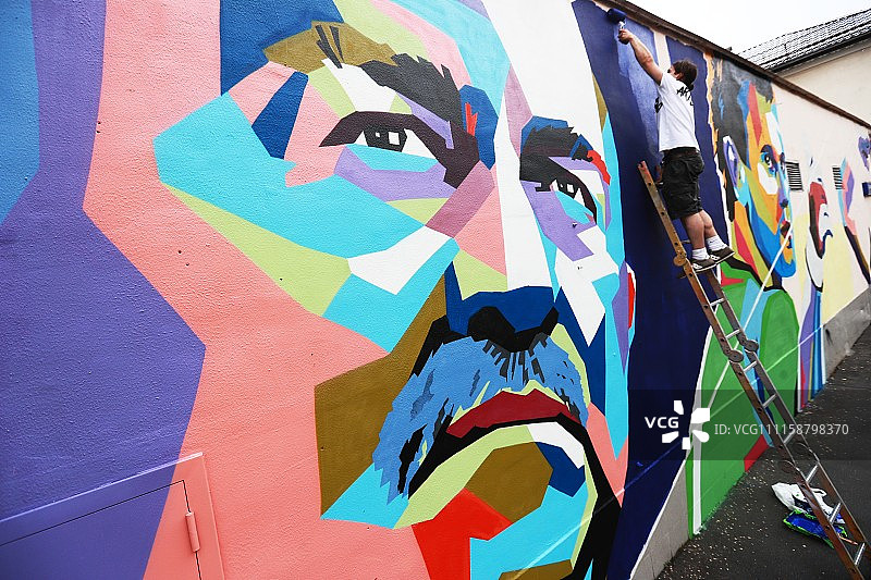 致敬俄罗斯足球队!艺术家在莫斯科街头打造球