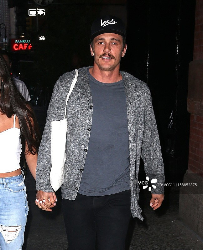 付兰兰詹姆斯和女友深夜牵手压马路 女友甜蜜