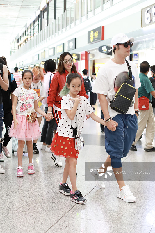 组照说明 :2018年7月27日,北京,钟丽缇和丈夫张伦硕,二女儿严子晴(j