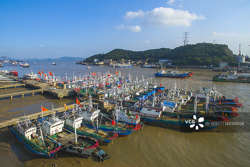 浙江舟山:伏休期8月结束 渔民整理网预备