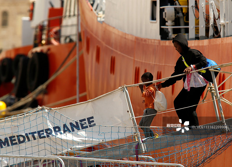 移民救助船水瓶号抵达马耳他港口 难民集体欢