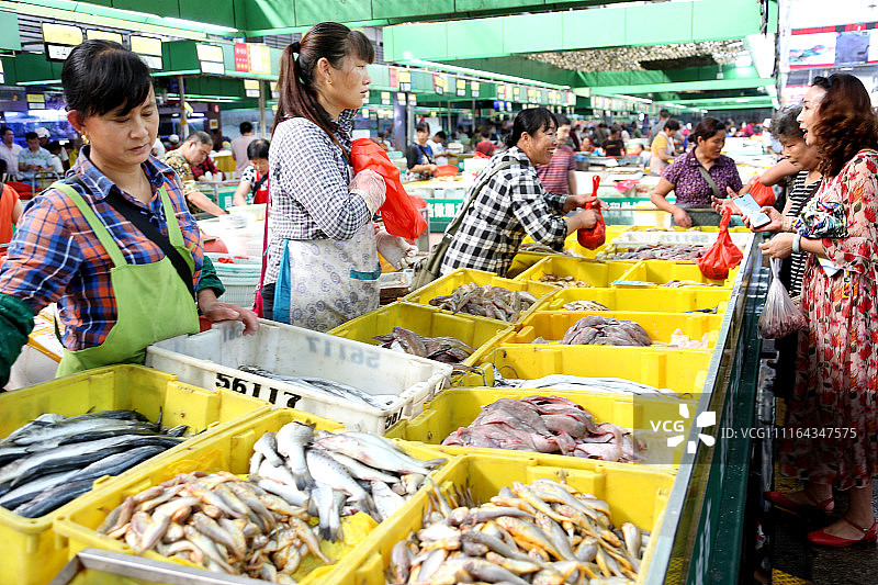江苏连云港:海鲜产品大量上市 水产市场生意红